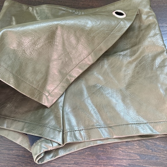 Forever 21 size 30. Side zip faux leather shorts. - Picture 3 of 4